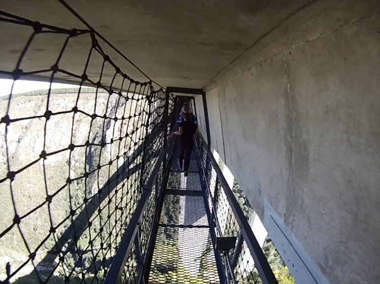 Por aqui caminha-se até o centro da ponte