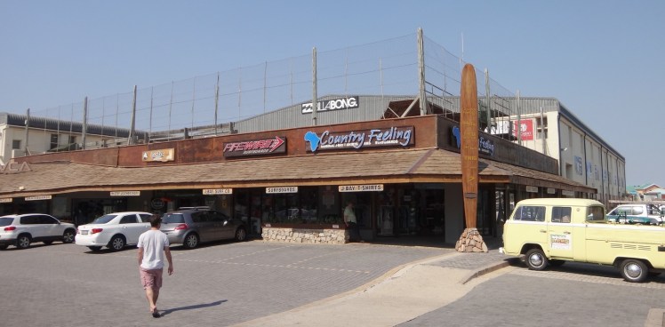 Country Feeling e a fábrica da Billabong ao fundo