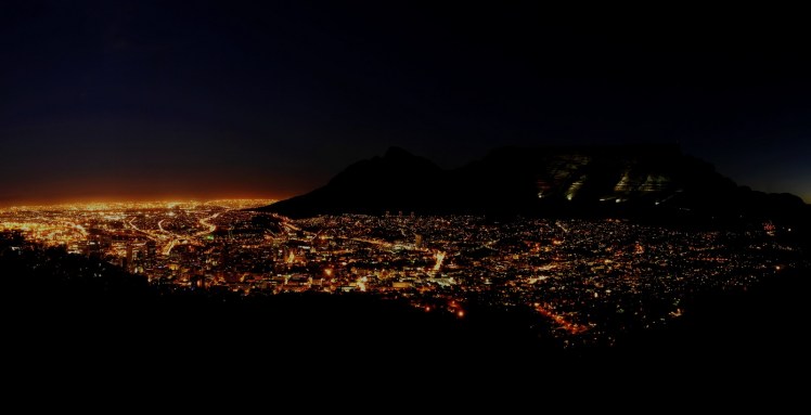 Cape Town e a Table Mountain à noite